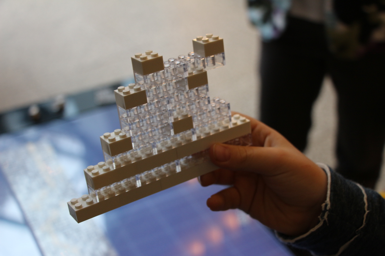 Legosteine mit Kinderhand